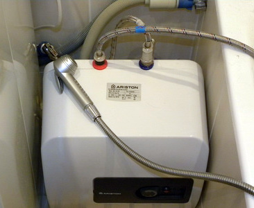 Тимчасове підключення використовує душовою шланг, а при поновленні централізованого гарячого водопостачання, його можна просто закрити і не використовувати