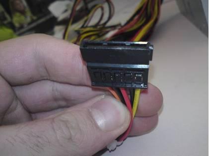 Кабелі живлення для жорсткого диска і приводу виглядають так (в разі, якщо у Вас SATA-жорсткий диск або привід):