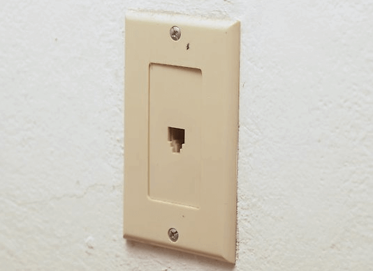 Мідні дроти простягаються до приміщень кінцевих абонентів (квартири і житлові будинки - для домашніх абонентів, офісні будівлі і кімнати - для офісних абонентів) і закінчуються у вигляді телефонної розетки в стіні, як правило, з роз'ємом стандарту RJ-11 (У кого то може бути ще залишилися радянські РТШК)