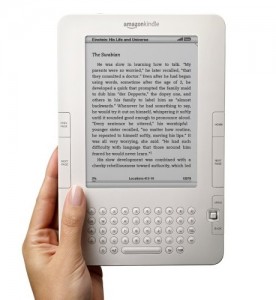 Йдеться звичайно ж про відомого гаджет - електронній книзі Amazon Kindle, що дозволяє закачувати книги по засобом інтернет технологій