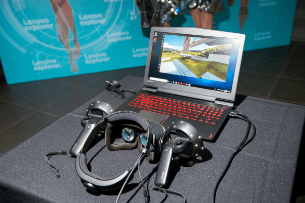 Взаємодія з комп'ютером і управління в іграх забезпечується за рахунок традиційних клавіатури і миші, контролера XBOX ONE або двох опціональних бездротових контролерів для віртуальної реальності з гіроскопами і Bluetooth-підключенням